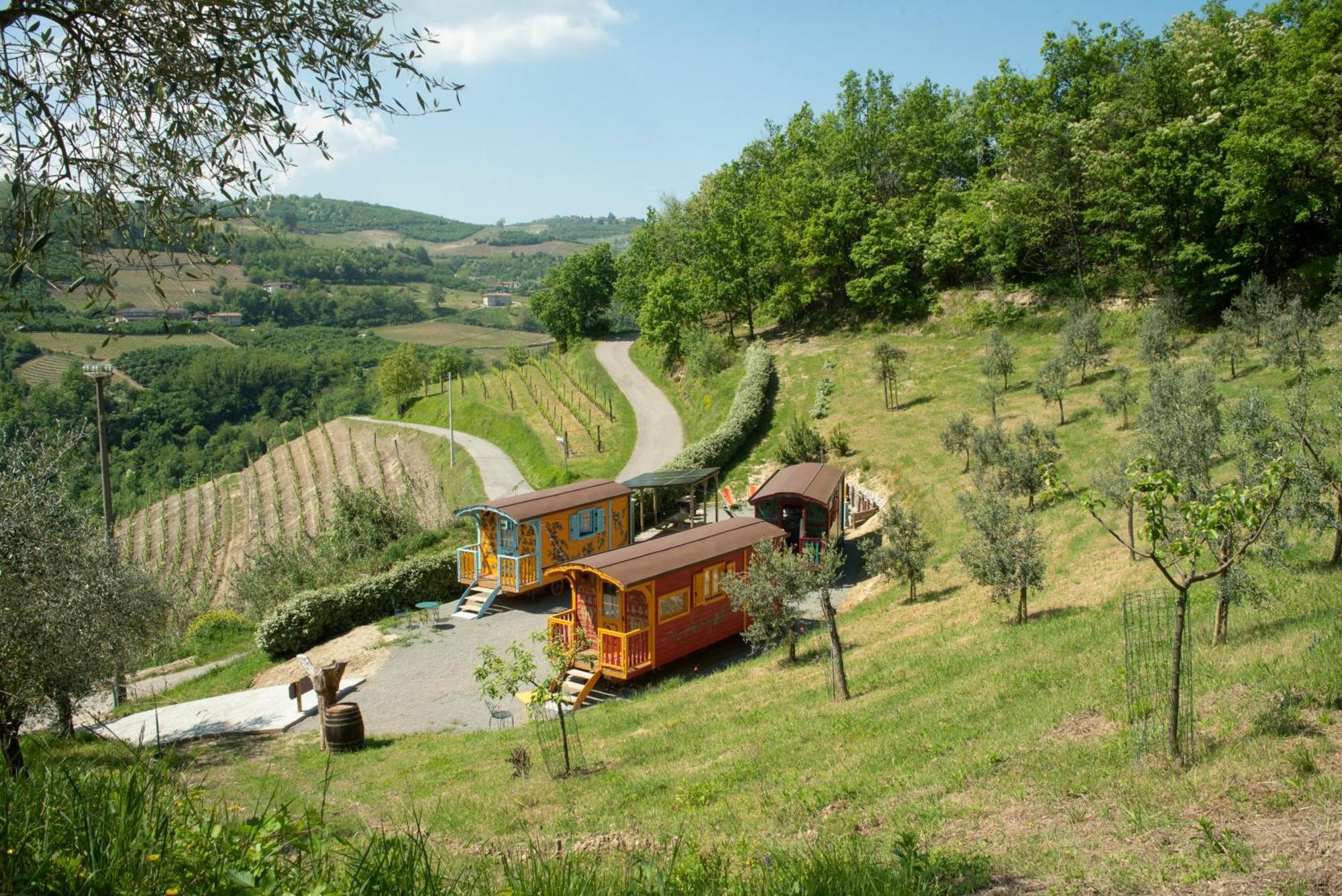 Agriturismo La Rovere - I Carrozzoni Gitani Cossano Belbo Ngoại thất bức ảnh
